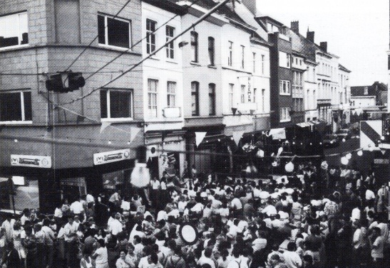 Buurtfeest in 1987 aan kruispunt Eendrachtstraat Forelstraat voor het buurtcafé De Dobber